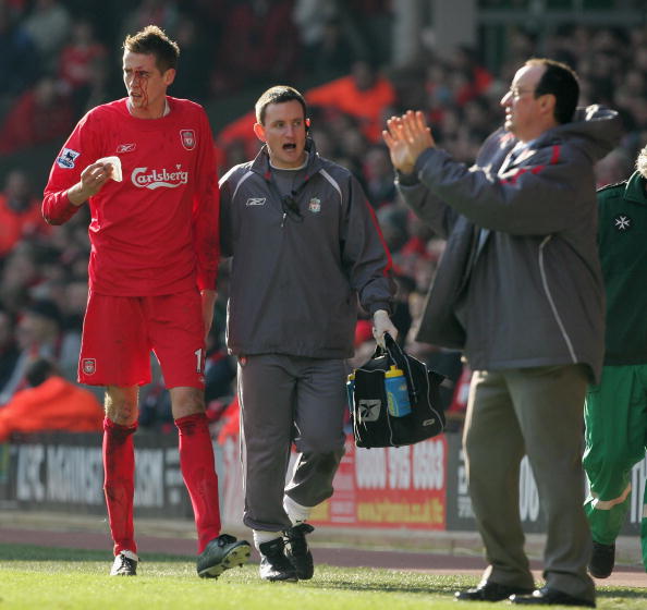 英超冷门多豪门问题多，曼联1比1西汉姆，B费错失良机被质疑（英超爆冷频现豪强陷困境，曼联1-1西汉姆，B费挥霍良机遭质疑）