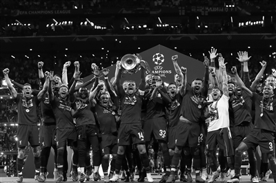 半场战报：都灵1-1科莫，弗拉希奇点射，阿达伊建功