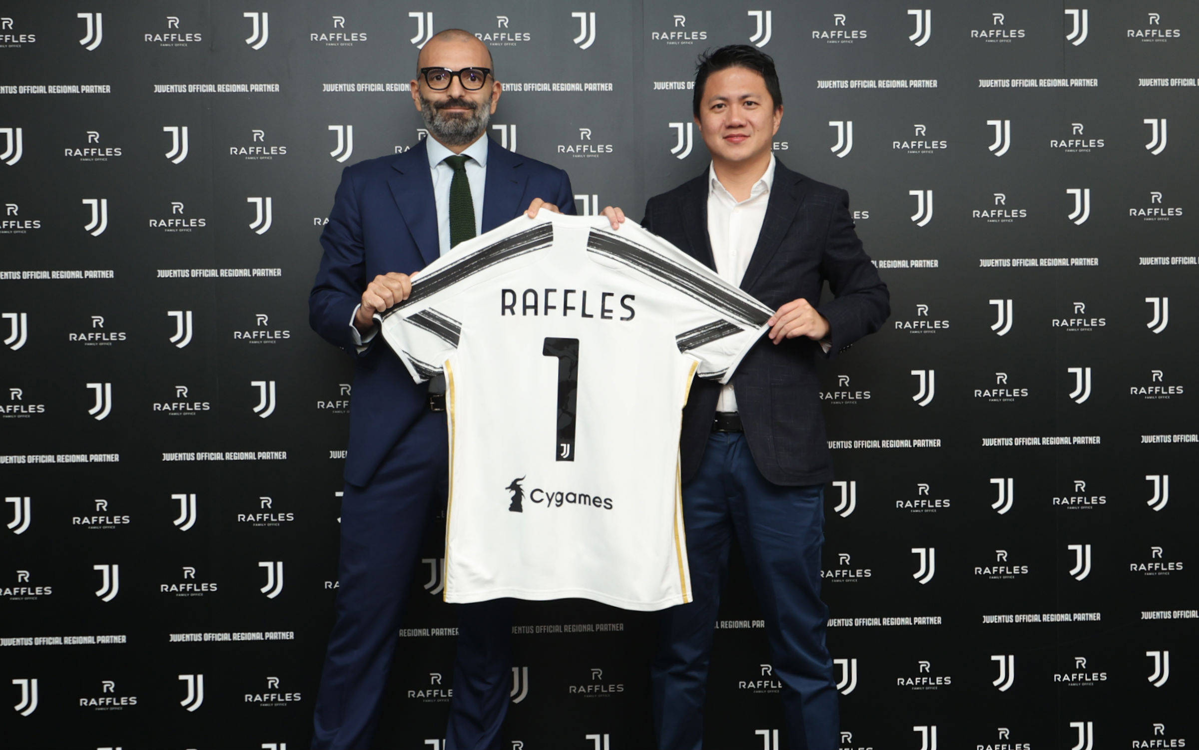 记者：多家豪门有意荷甲19岁中场斯密特，后者被标价2200万镑（记者称，多家豪门追逐荷甲19岁中场斯密特，标价2200万英镑）