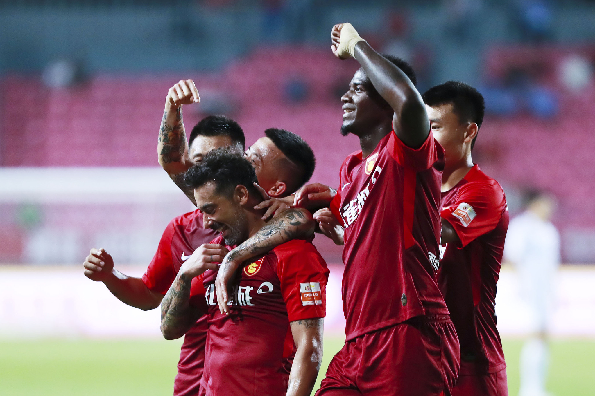 中超战报：卡扎伊什维利双响仍无缘金靴，泰山5-1三镇（中超快讯：卡扎伊什维利梅开二度无缘金靴，泰山5-1大胜三镇）