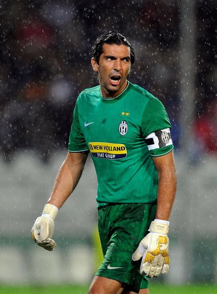 伯尔尼主帅谈骚乱：维拉球员在看台下庆祝，球迷认为被挑衅了（伯尔尼主帅谈骚乱：维拉球员看台前庆祝被球迷视作挑衅）