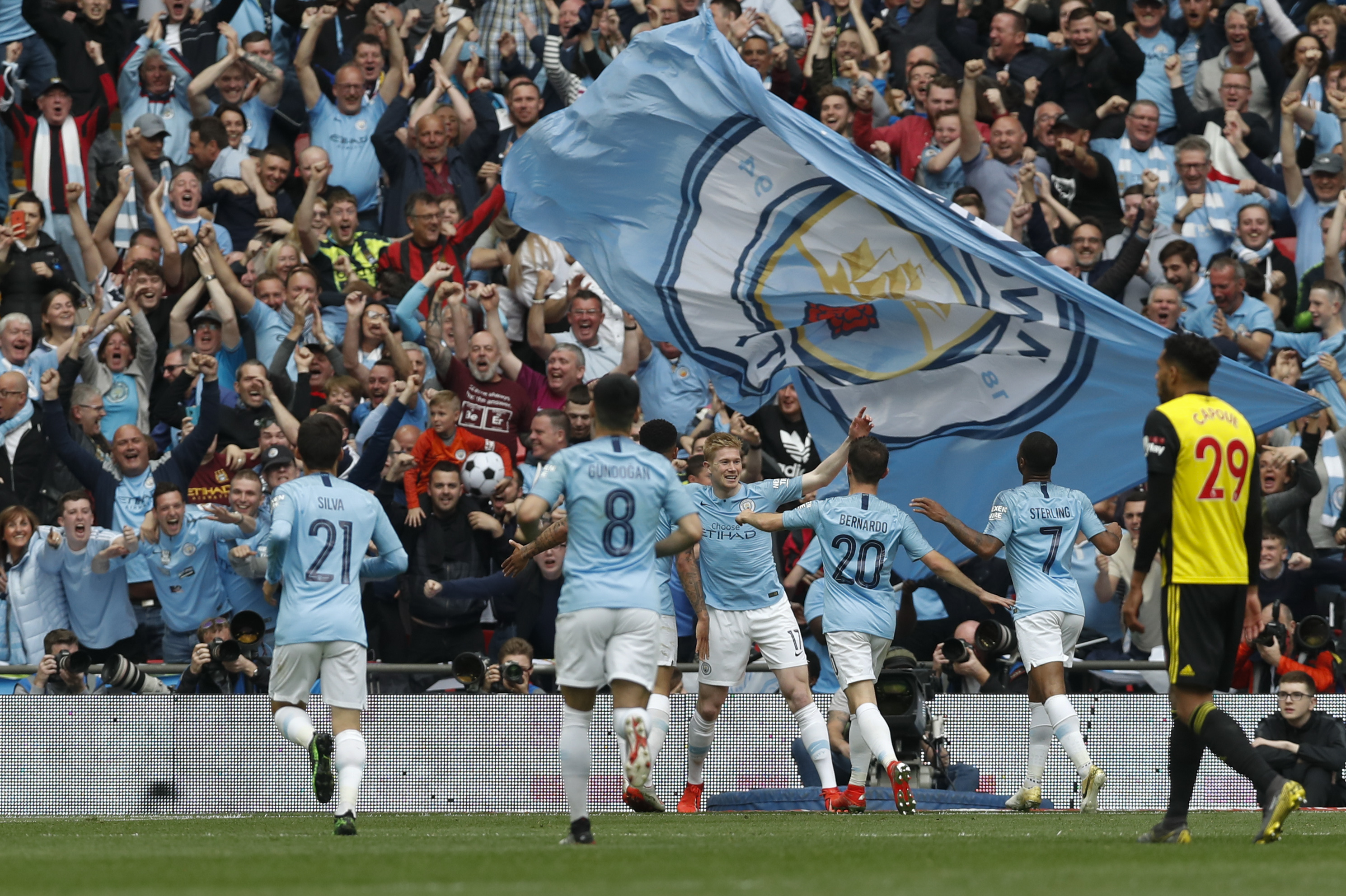 莱万：很开心能回到诺坎普踢球，能在这里进球我感到无比自豪（莱万：重返诺坎普让我无比开心，在这里破门我倍感自豪）