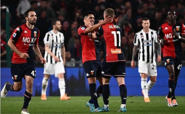 泪目！足协杯冠军奖杯被带回工体，放在已故球迷杨雪的座位旁（致敬已故球迷杨雪：足协杯冠军奖杯回到工体，放在她的座位旁）