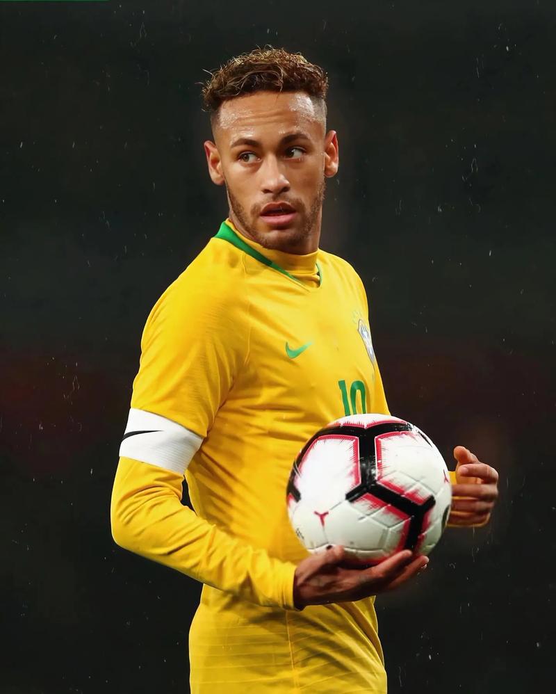 足球国足公布出征名单，多名主力如期入选（国足公布出征名单，多位主力顺利入选）