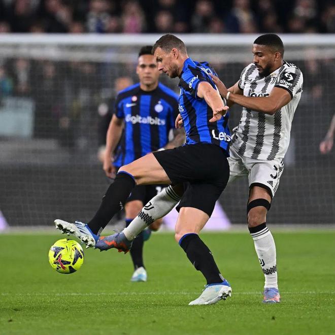 意甲战报：基恩双响，佛罗伦萨5-1十人乌迪内斯获联赛首胜（意甲快讯：基恩梅开二度，佛罗伦萨5-1大胜十人乌迪内斯斩获联赛首胜）